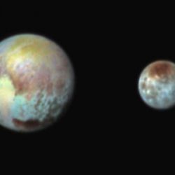 Pluton i Charon - obrazowanie pokazujące różnice w składzie