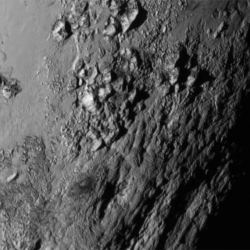 Lodowe góry na Plutonie